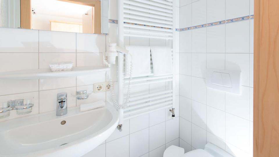 Badezimmer in den Gästezimmern im Haus Furka in Damüls