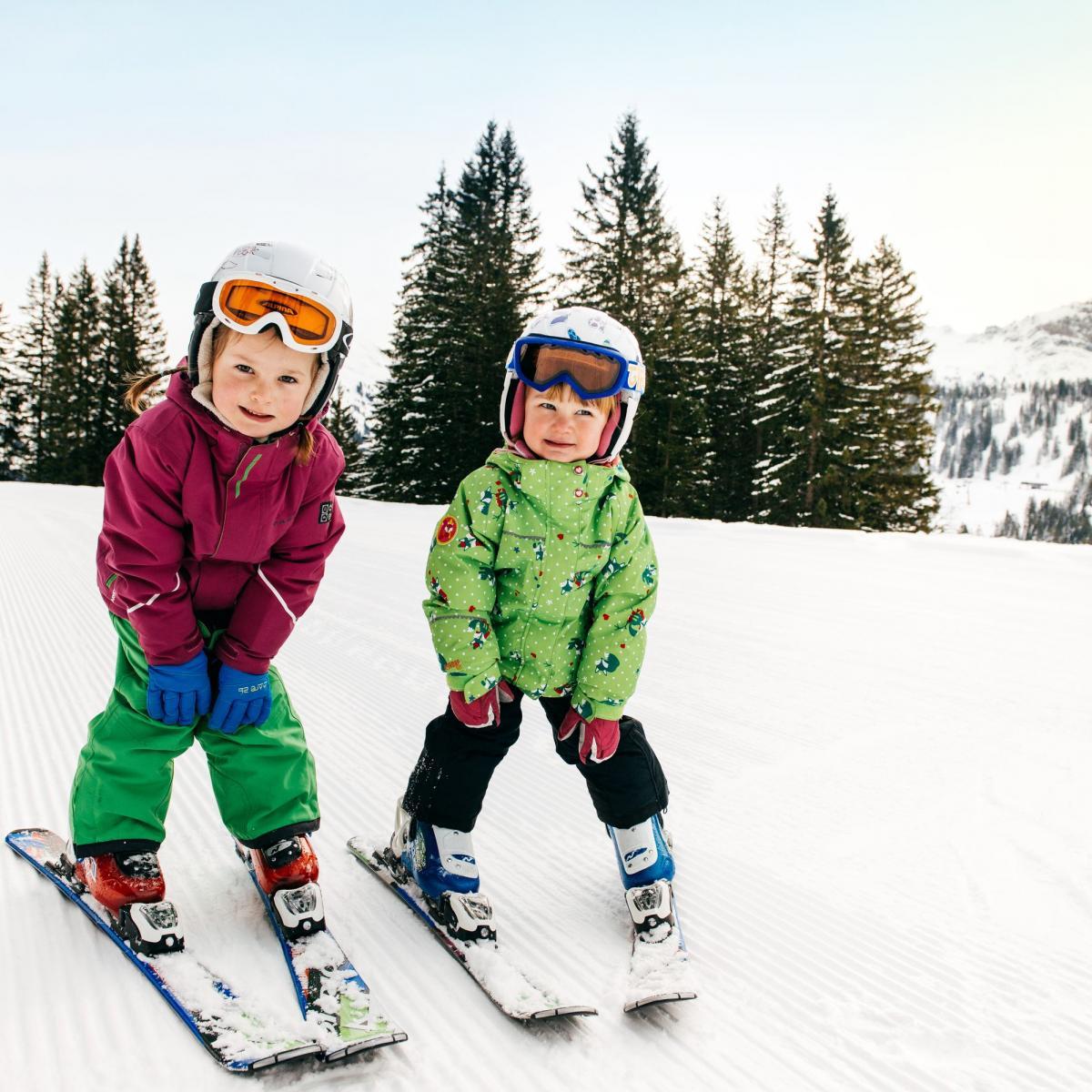 Kinder am Skifahren im Skigebiet Damüls Mellau im Bregenzerwald