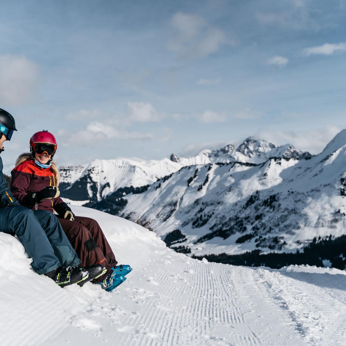 Paar im Skigebiet Damüls Mellau am Skifahren