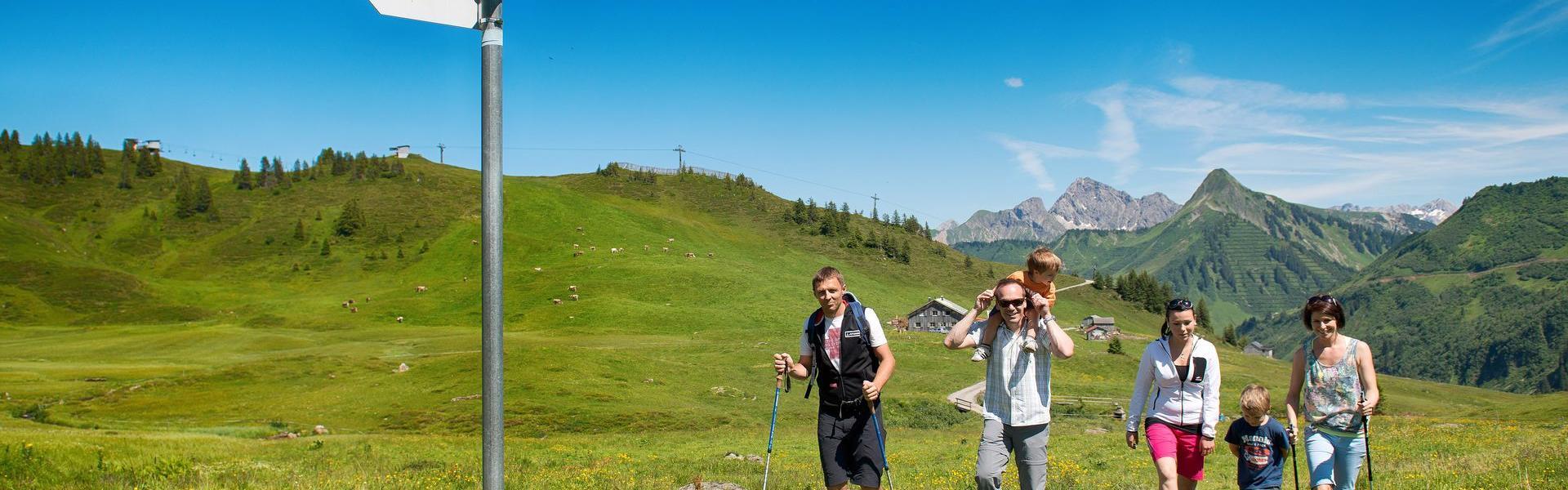 Wandern in der Nähe der Alpe Oberdamüls im Bregenzerwald